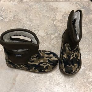 Bogs size 10 boys